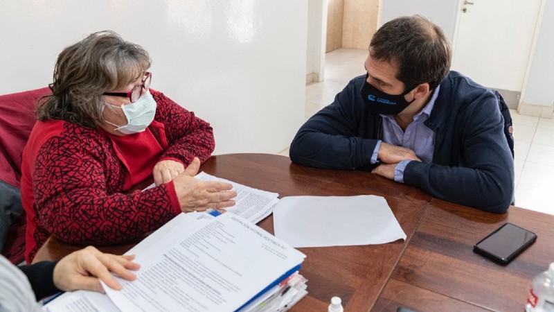 Luque visitó la sede social del barrio Restinga Alí