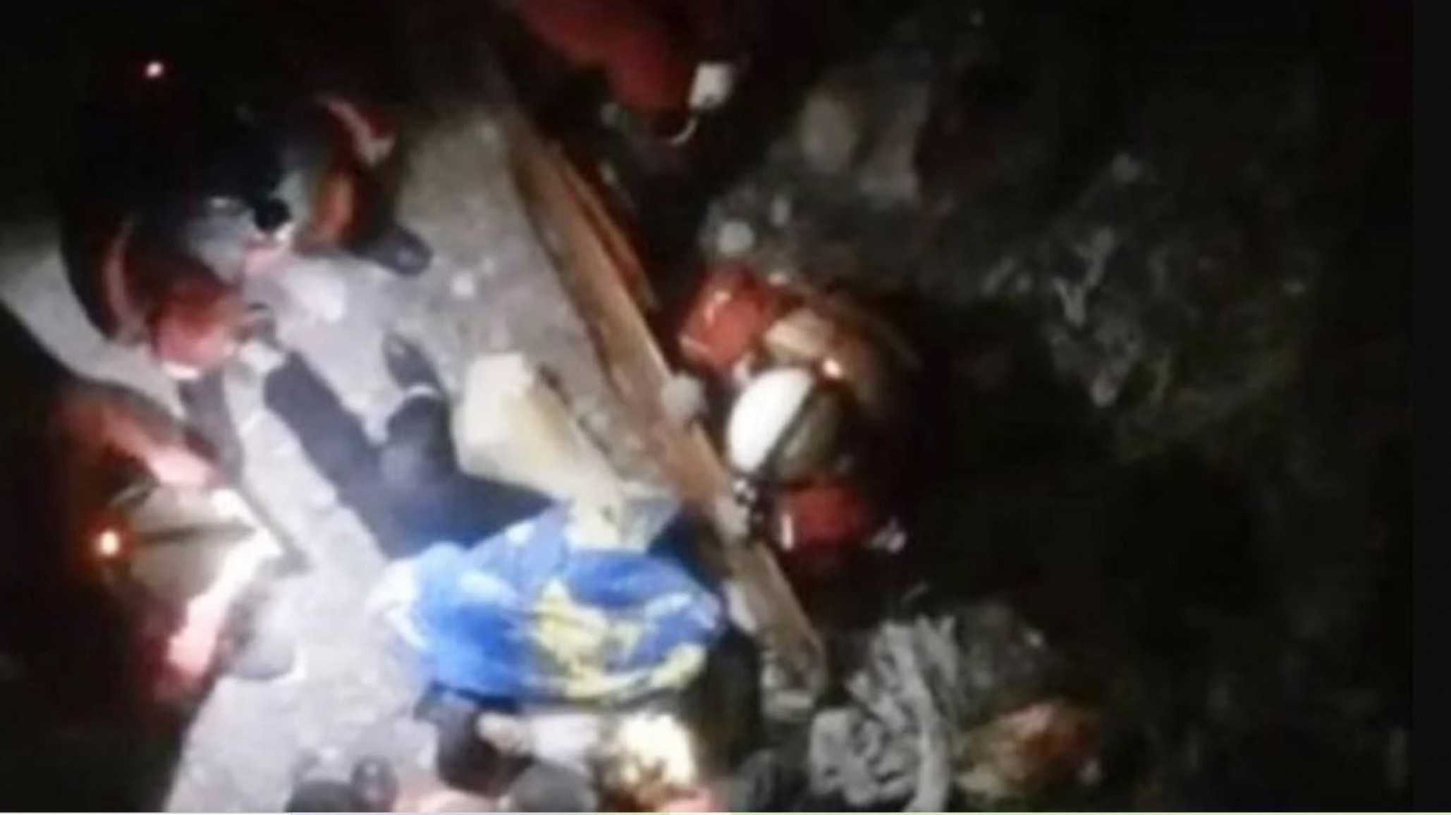 Escapaba desesperada de un violador cuando tropezó y cayó de un puente de 5 metros: está grave