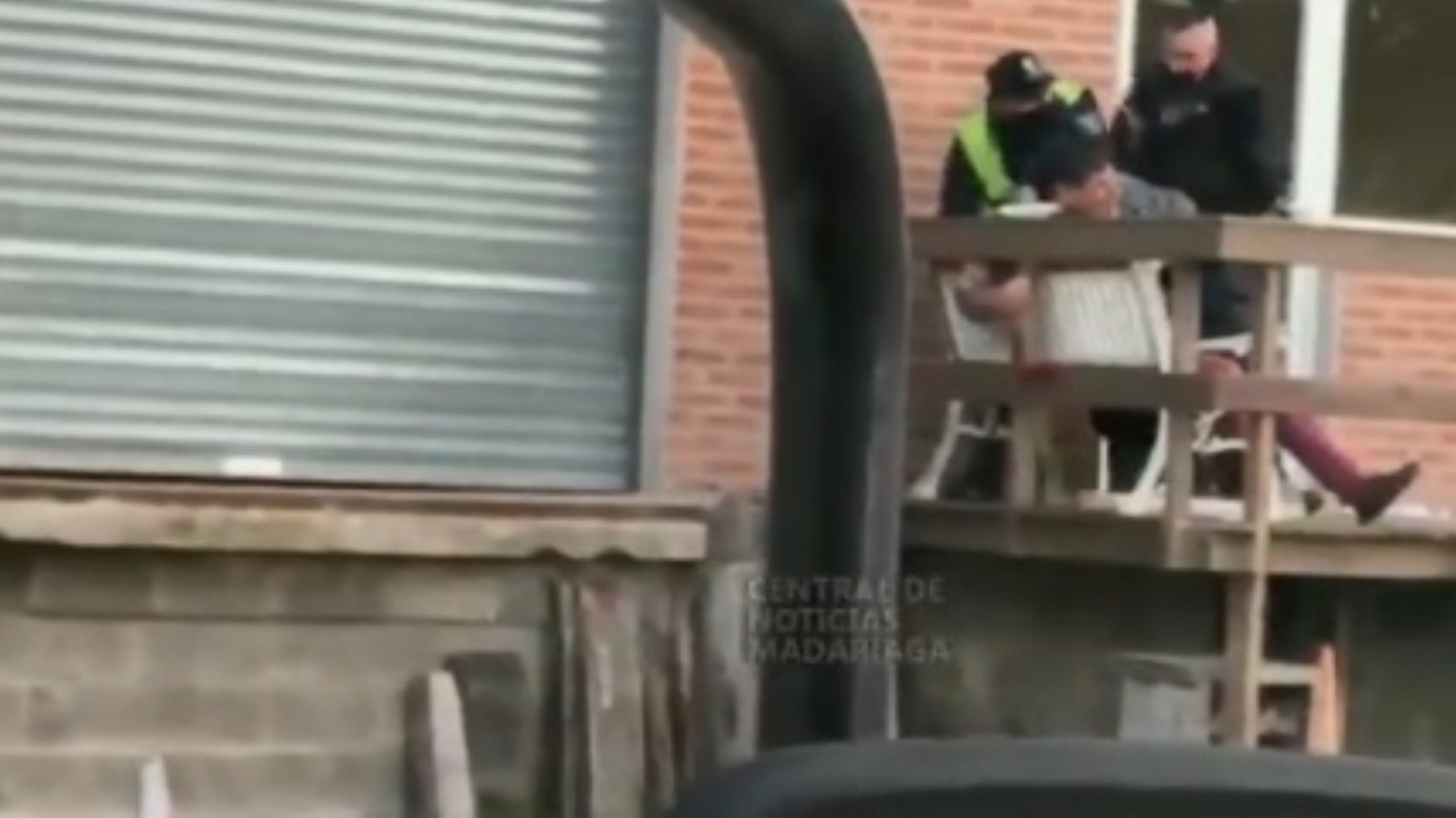Video: polic韆s le pegaron a camionero que hab韆 esquivado un control