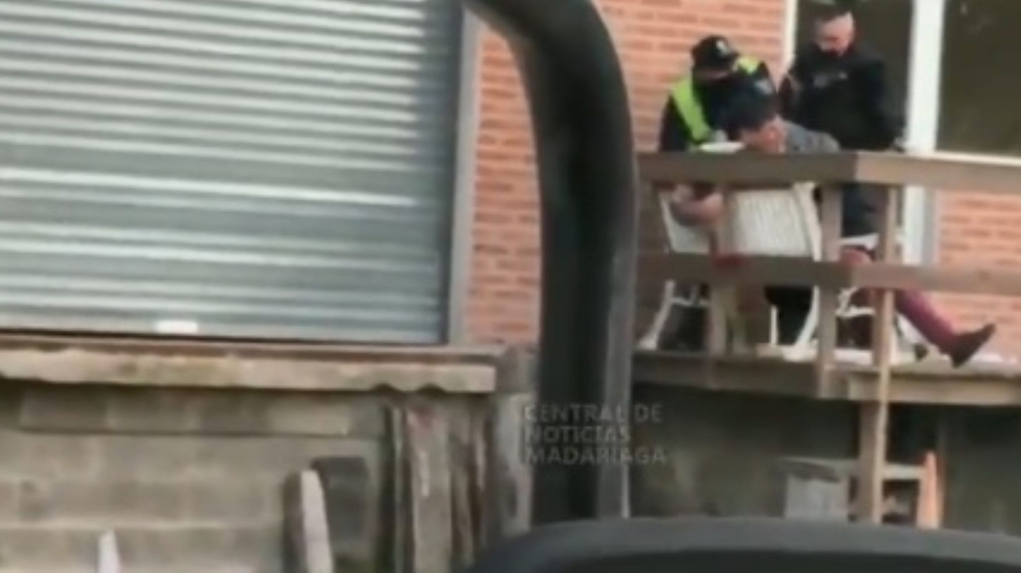 Video: polic韆s le pegaron a camionero que hab韆 esquivado un control