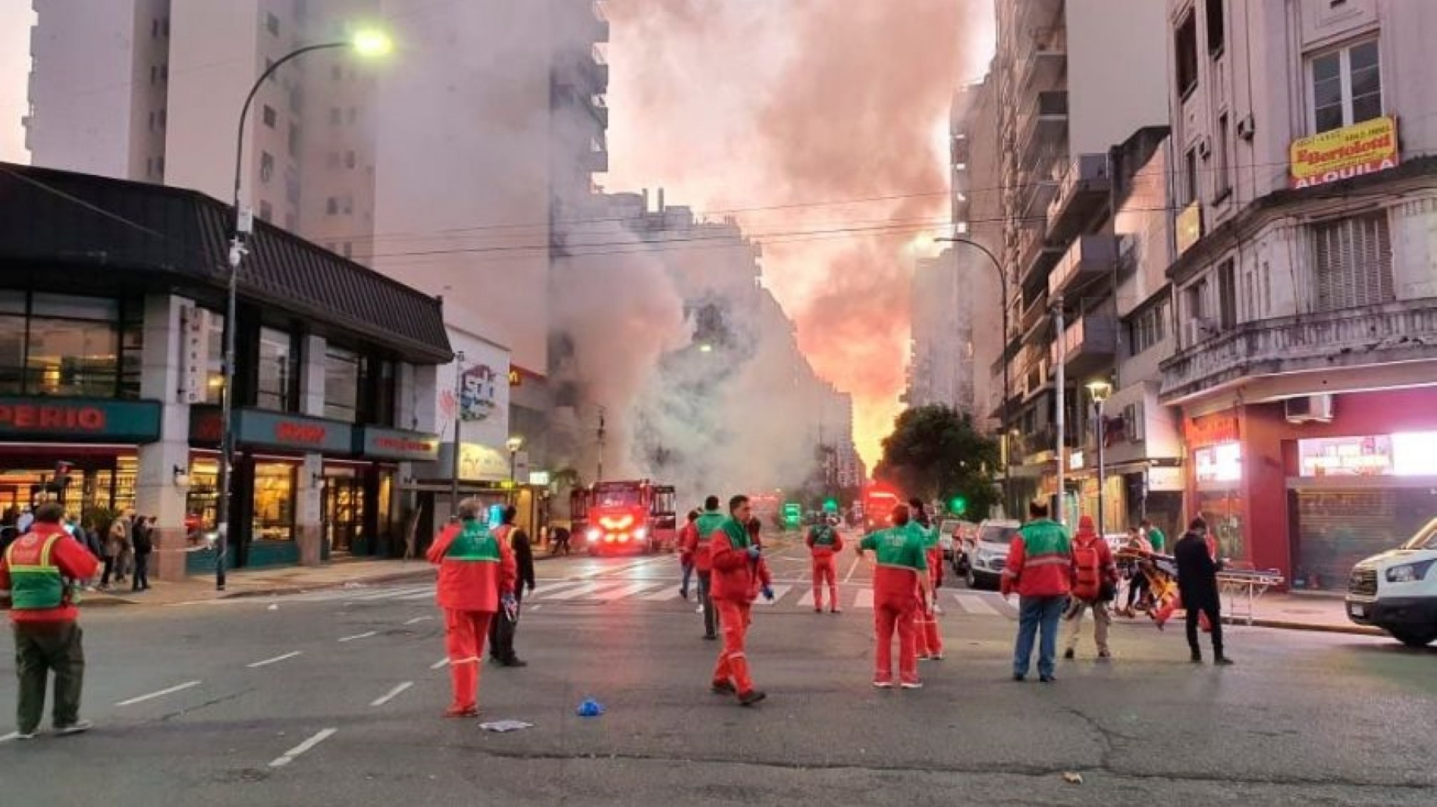 Dos bomberos murieron en el incendio y explosi髇 en Villa Crespo