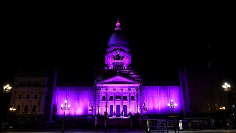 El Congreso se iluminó de violeta por el día del Ni Una Menos