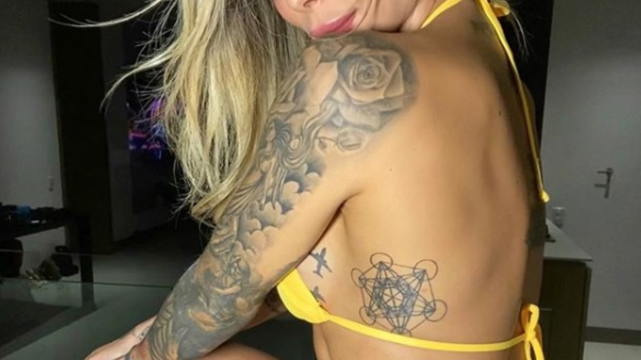 Angélica Hernández se lució con una diminuta bikini amarilla