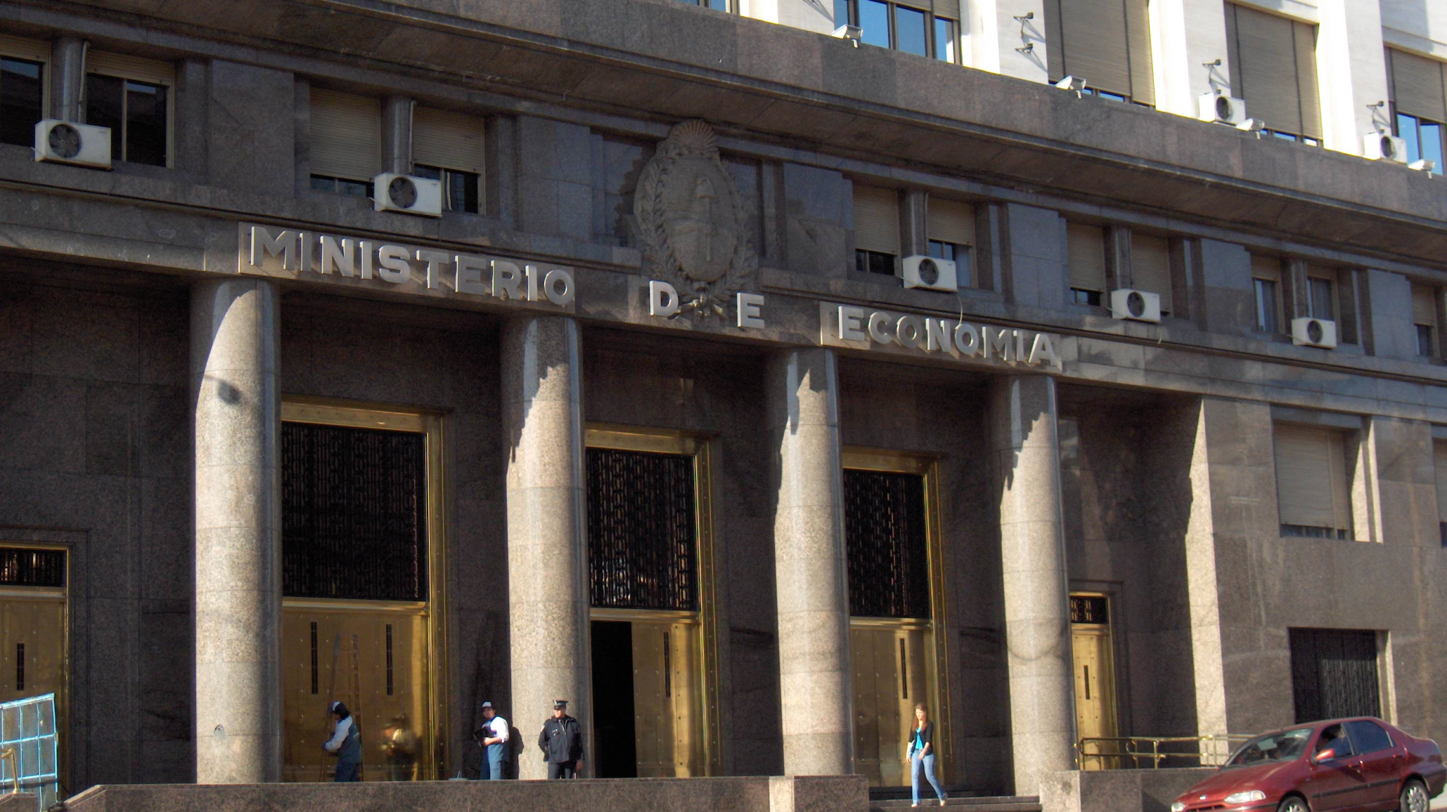 Evacúan Ministerio de Economía por una fuga de gas