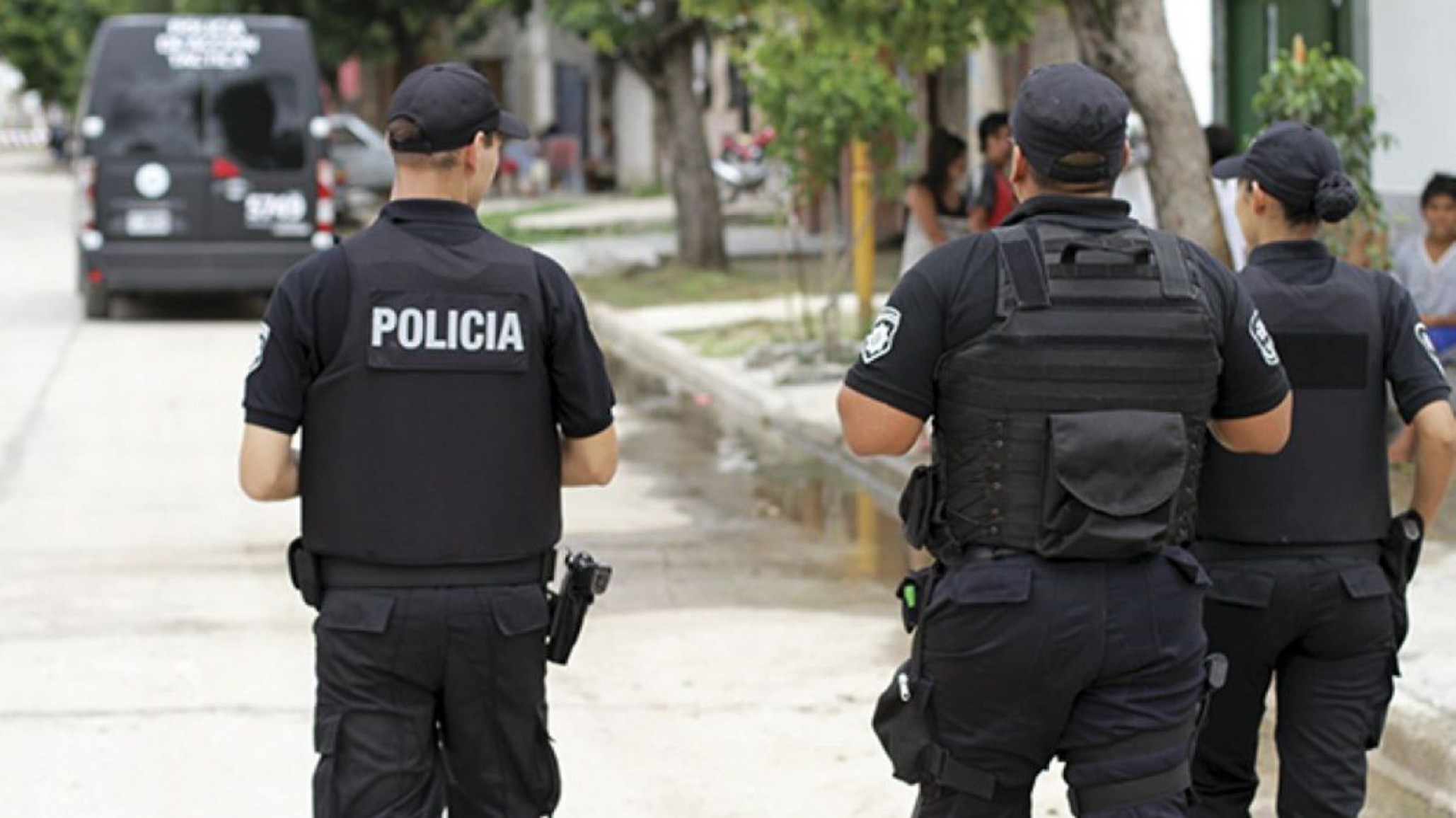 Dos policías fueron detenidos por golpear a un hombre y por querer robarle
