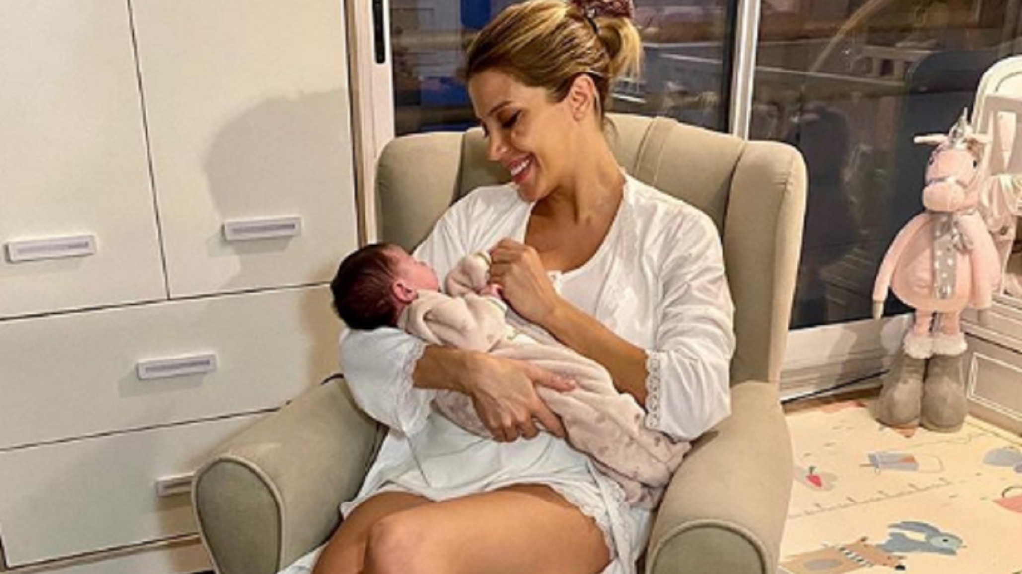 Virginia Gallardo subió la foto más dulce de su hijita durmiendo con ella