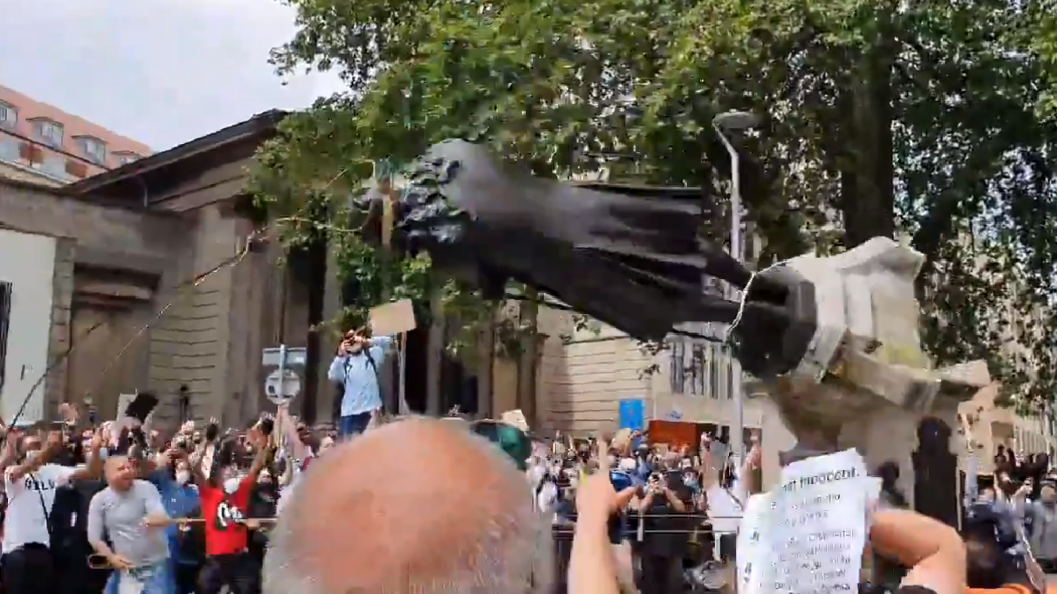 Londres: manifestantes tiraron una estatua al río