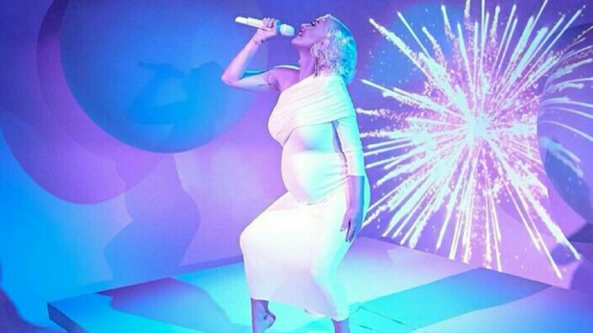 Katy Perry emocionó a todos cantando para los graduados de este 2020 con 8 meses de embarazo