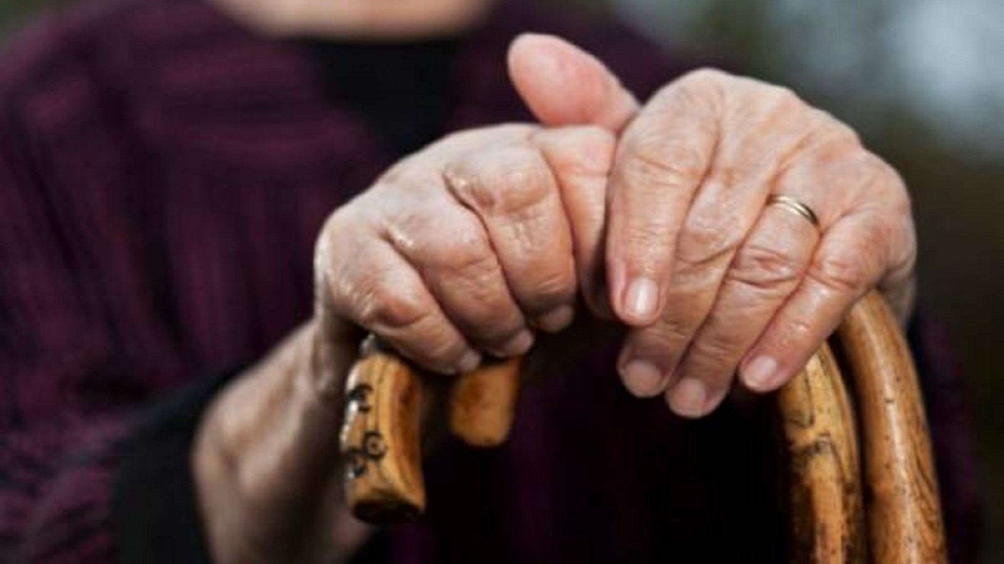 Golpeó a su abuela y la justicia lo echó de la casa
