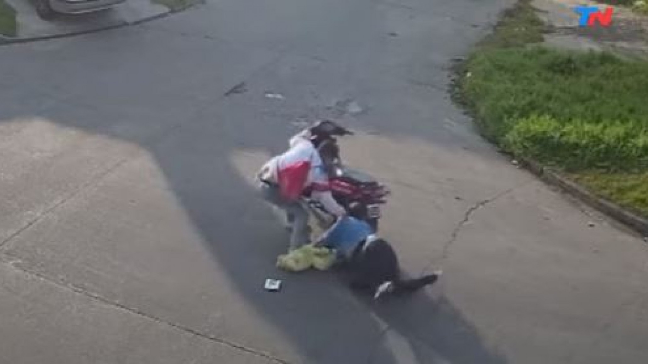 Le robo a una mujer, su cabello quedó enganchado a la moto y la arrastró por la calle