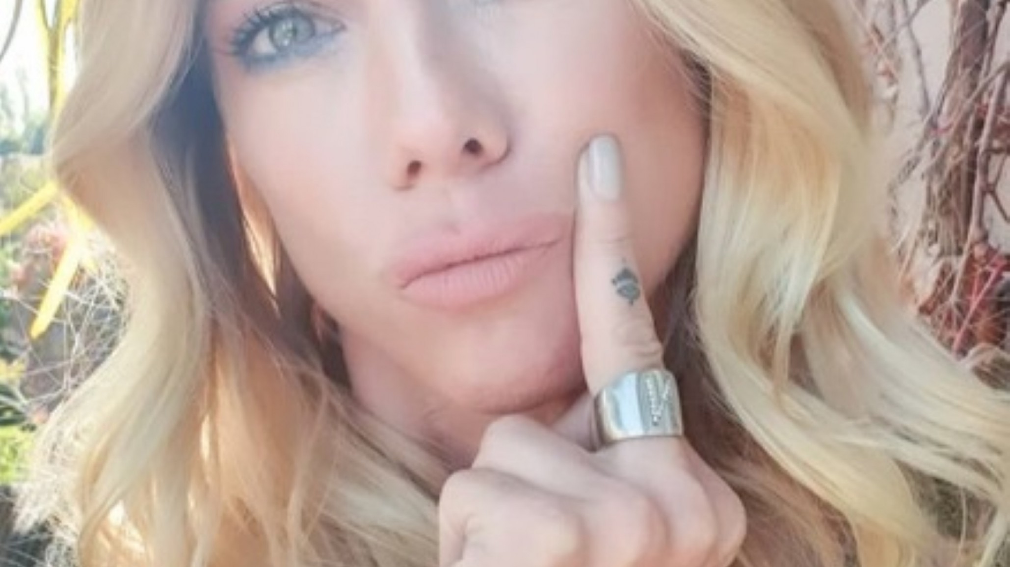 Nicole Neumann ¡furiosa! ¿no le creen qué sabe hacerse las uñas?