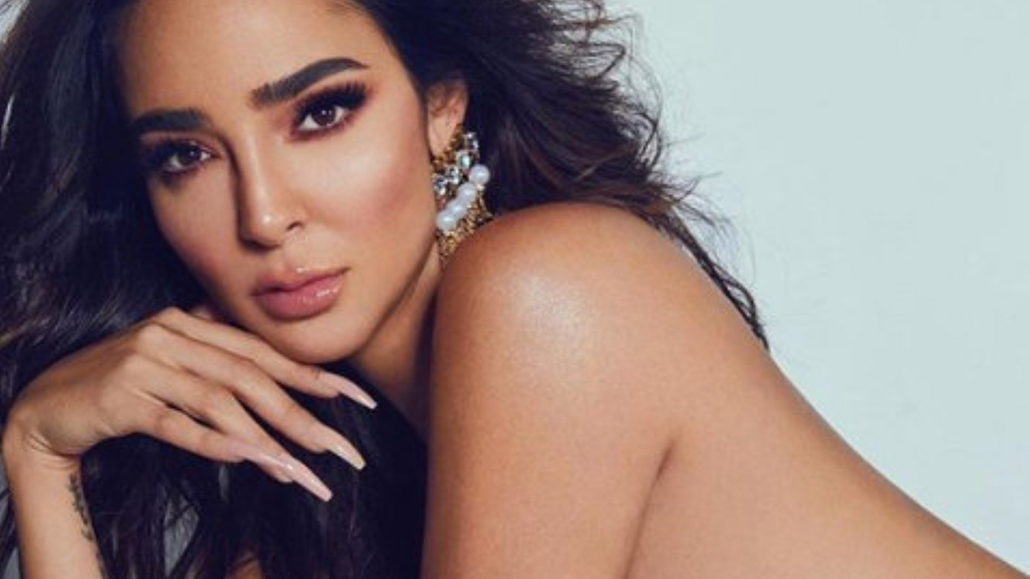 Manelyk se lució con un vestido tejido que no dejó nada a la imaginación