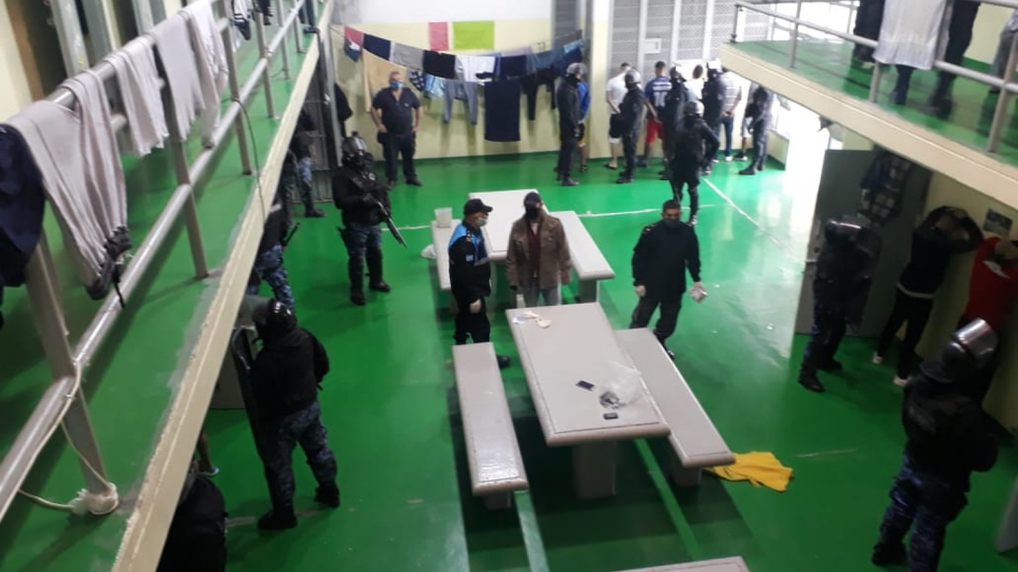 Indignante: Presos usaban celulares para burlarse de sus víctimas en redes sociales