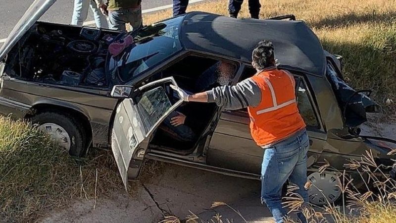 Una persona murió en un brutal choque contra un camión