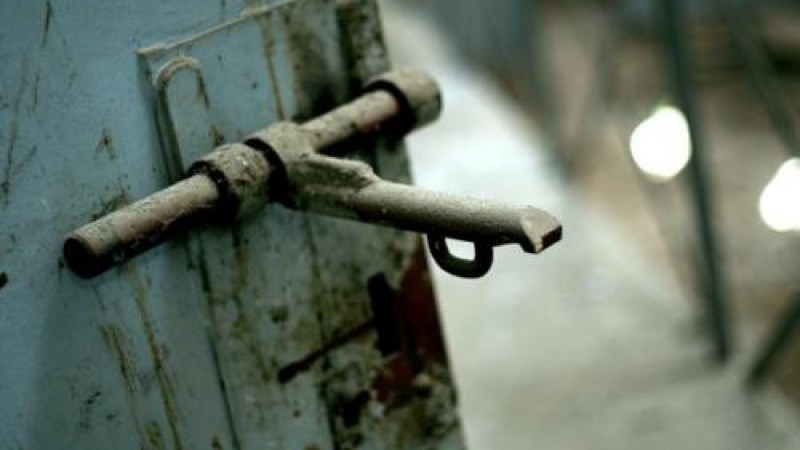 Una mujer forcejeó con ladrones para evitar que entrarán a su casa donde estaban sus hijos