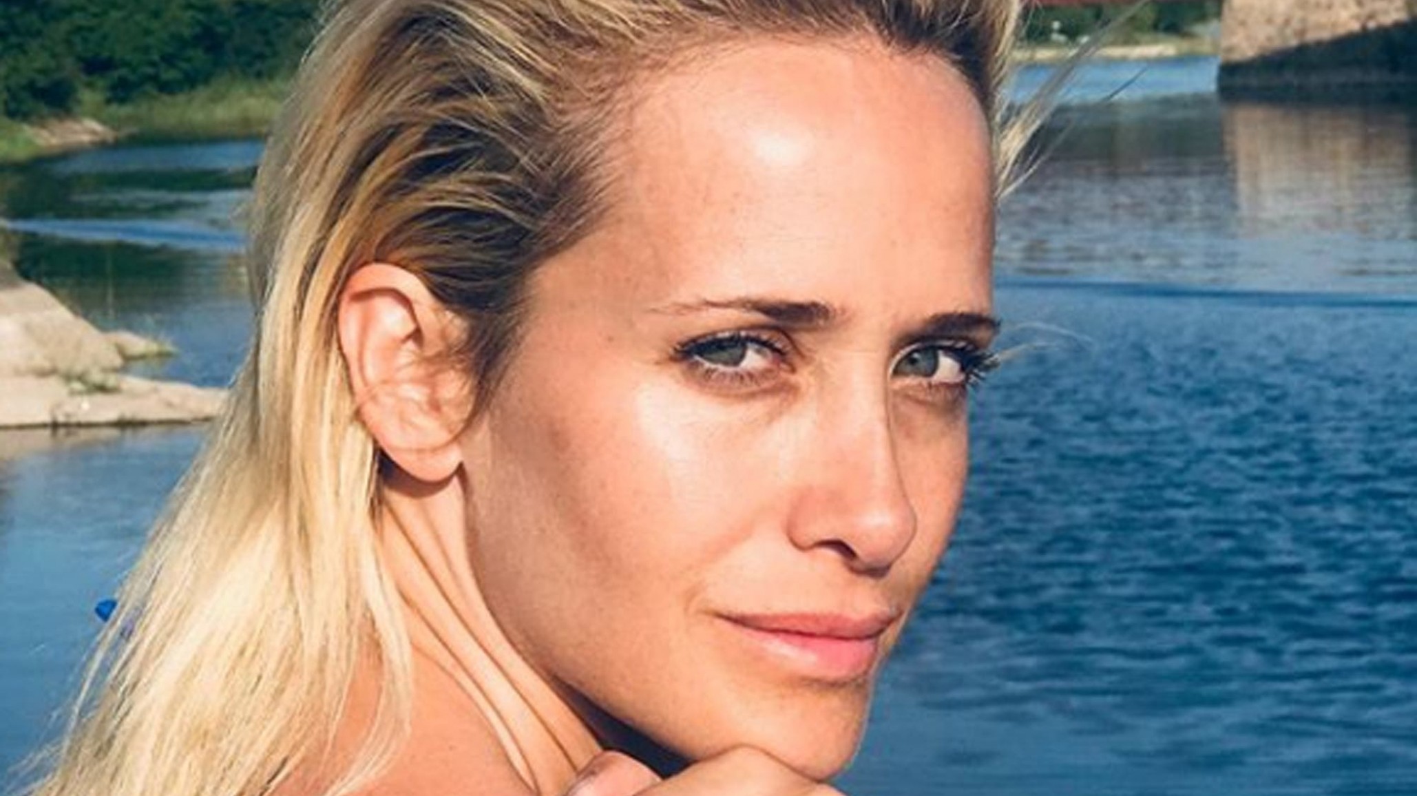 Julieta Prandi, en bikini, recordó tiempos pasados en la playa