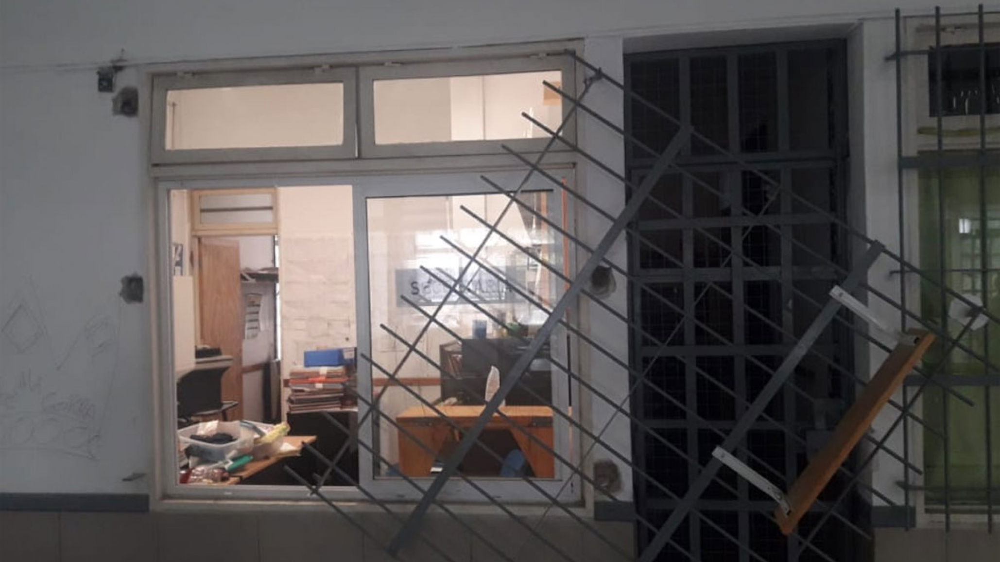 Una escuela fue víctima de robo y vandalismo