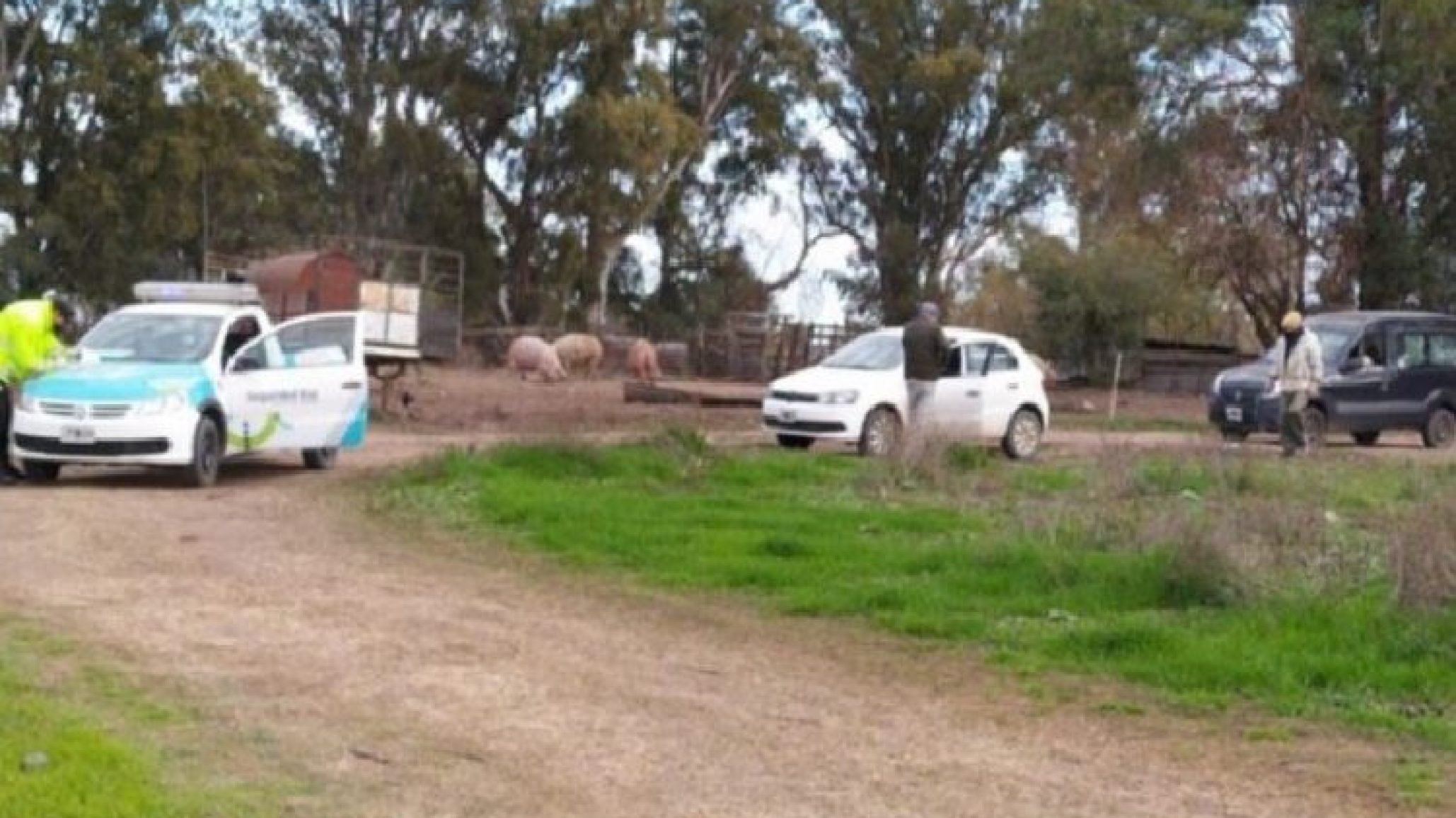 Abrió un paso en su campo: cobra peaje para evitar controles