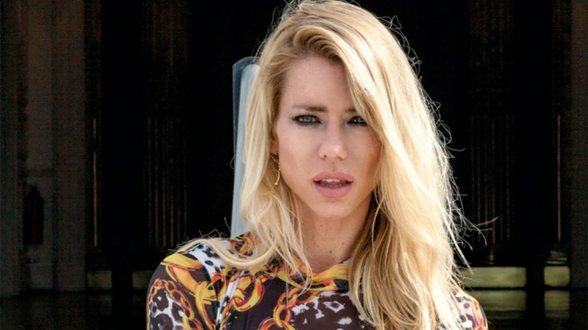 Nicole Neumann desfiló en su casa, con varios looks y una compañía muy especial