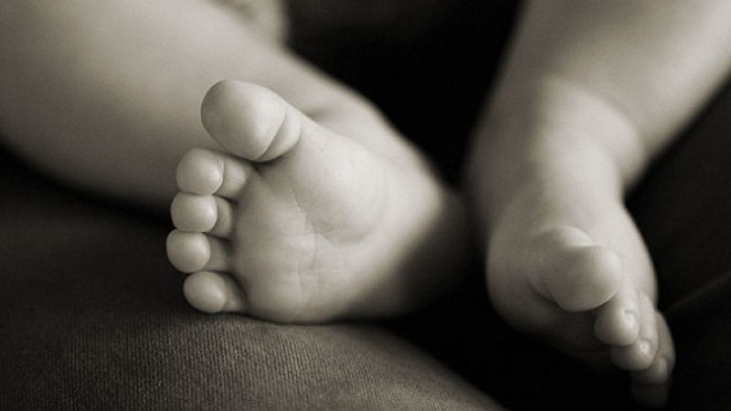 Aprovechó que su mujer fue a comprar y golpeó a su bebé de seis meses
