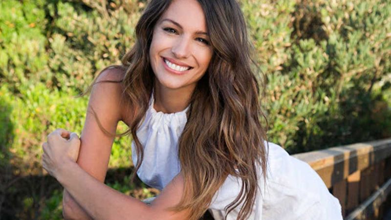 Pampita al estilo Morticia pero con un sensual encaje