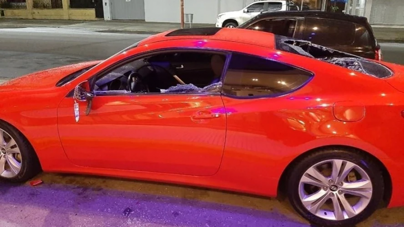 Destrozó el auto de su esposo por encontrarlo en un hotel