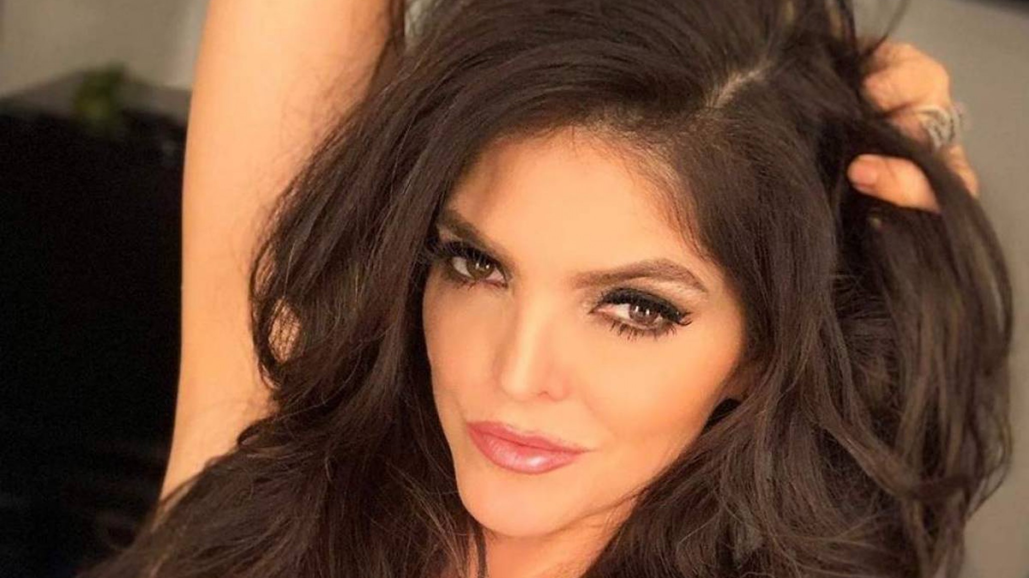 “¿Y ese escote?” Ana Bárbara y un vestido casi invisible