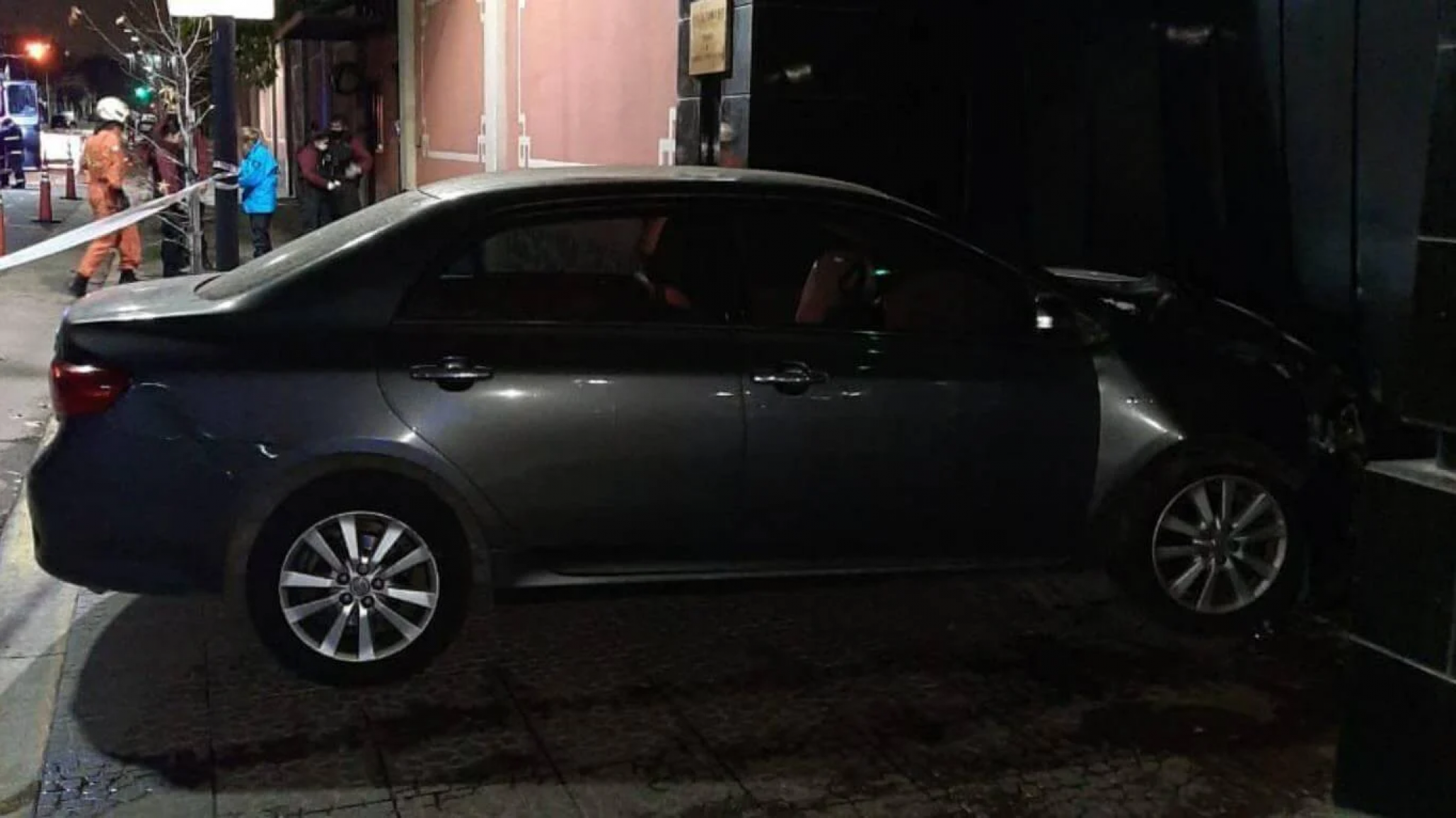 Intentaron derrumbar la entrada a la embajada de China