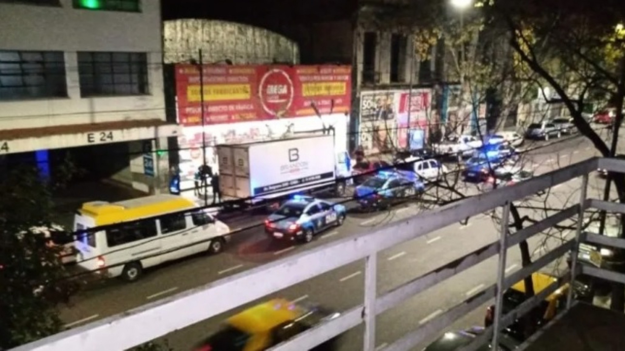 Hicieron fiesta con prostitutas en mueblería y acabaron detenidos