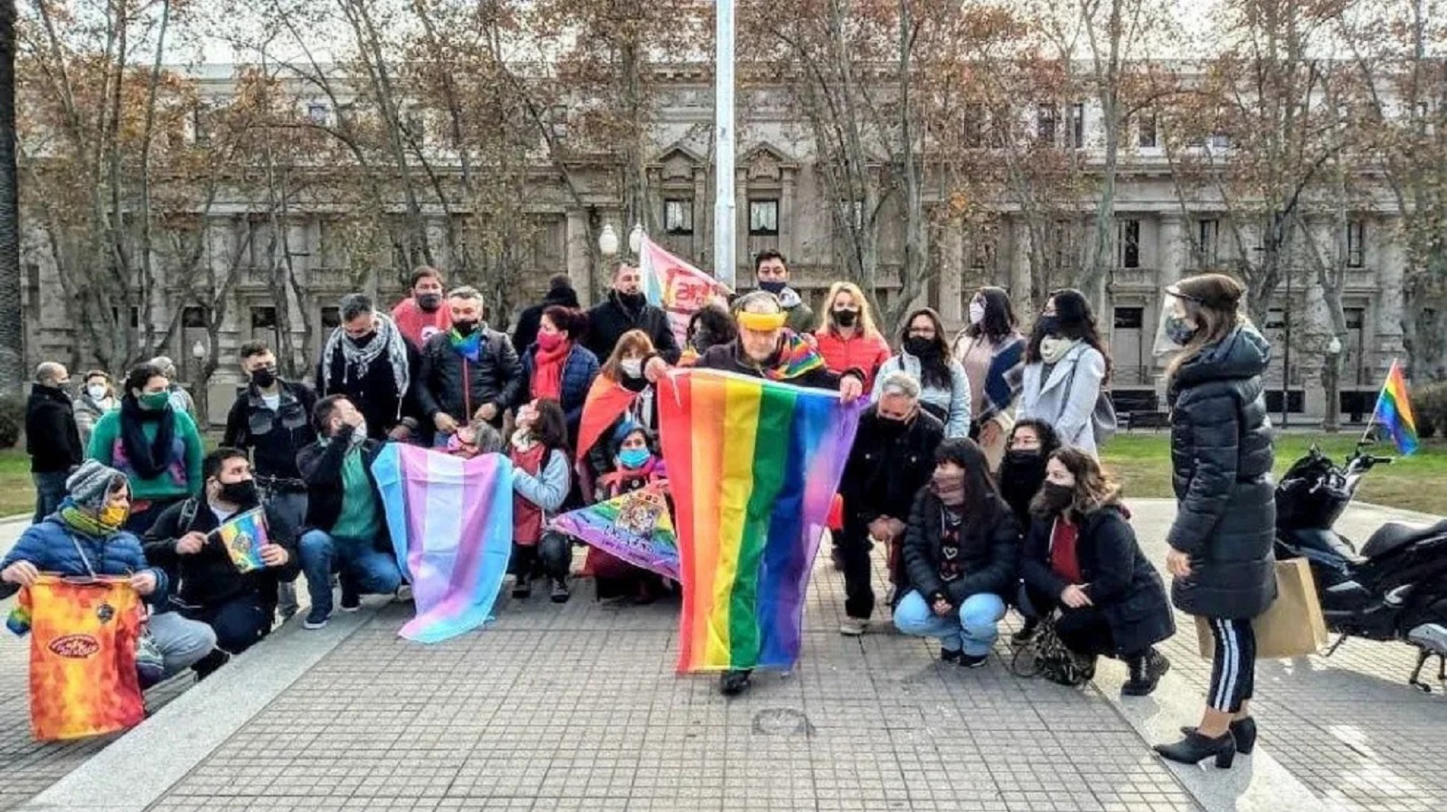 Cuatro hombres intentaron impedir el izamiento de la bandera del orgullo LGTB