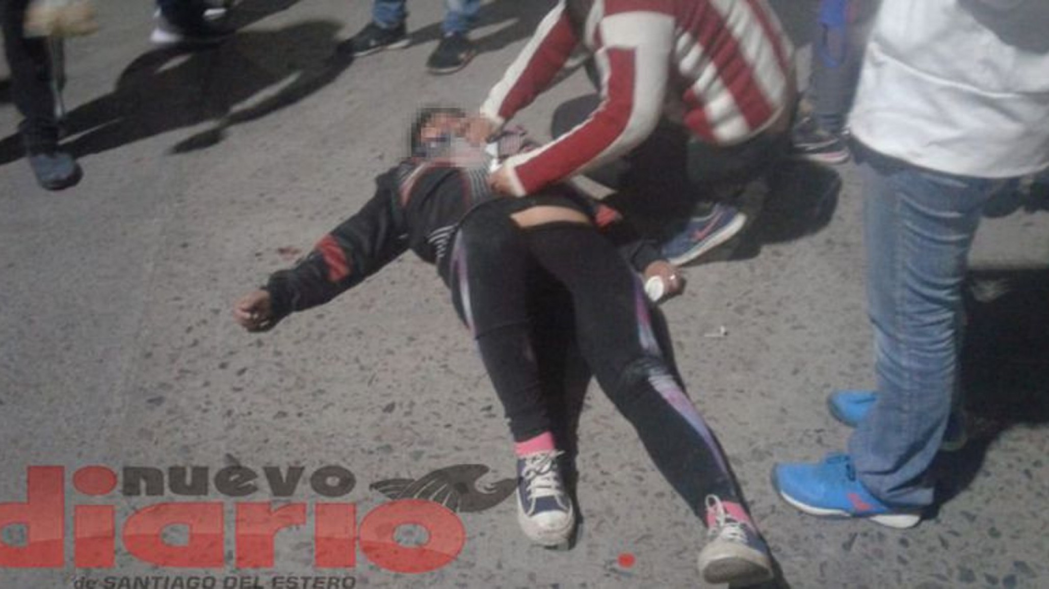 Embarazada conducía una moto y terminó lesionada tras colisionar con una camioneta