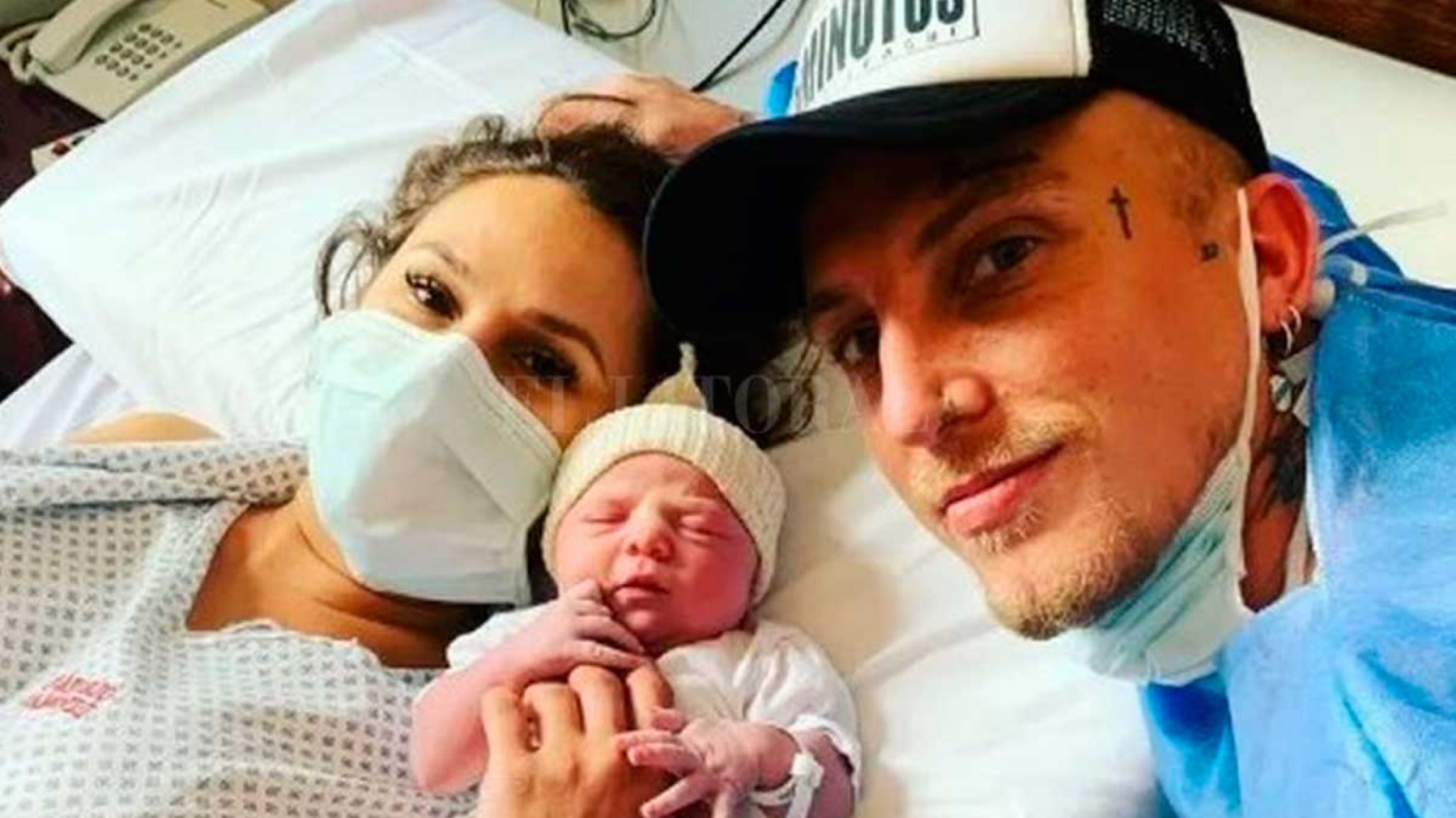Barby Silenzi y El Polaco posaron con su beba y ¡es toda una fashionista!