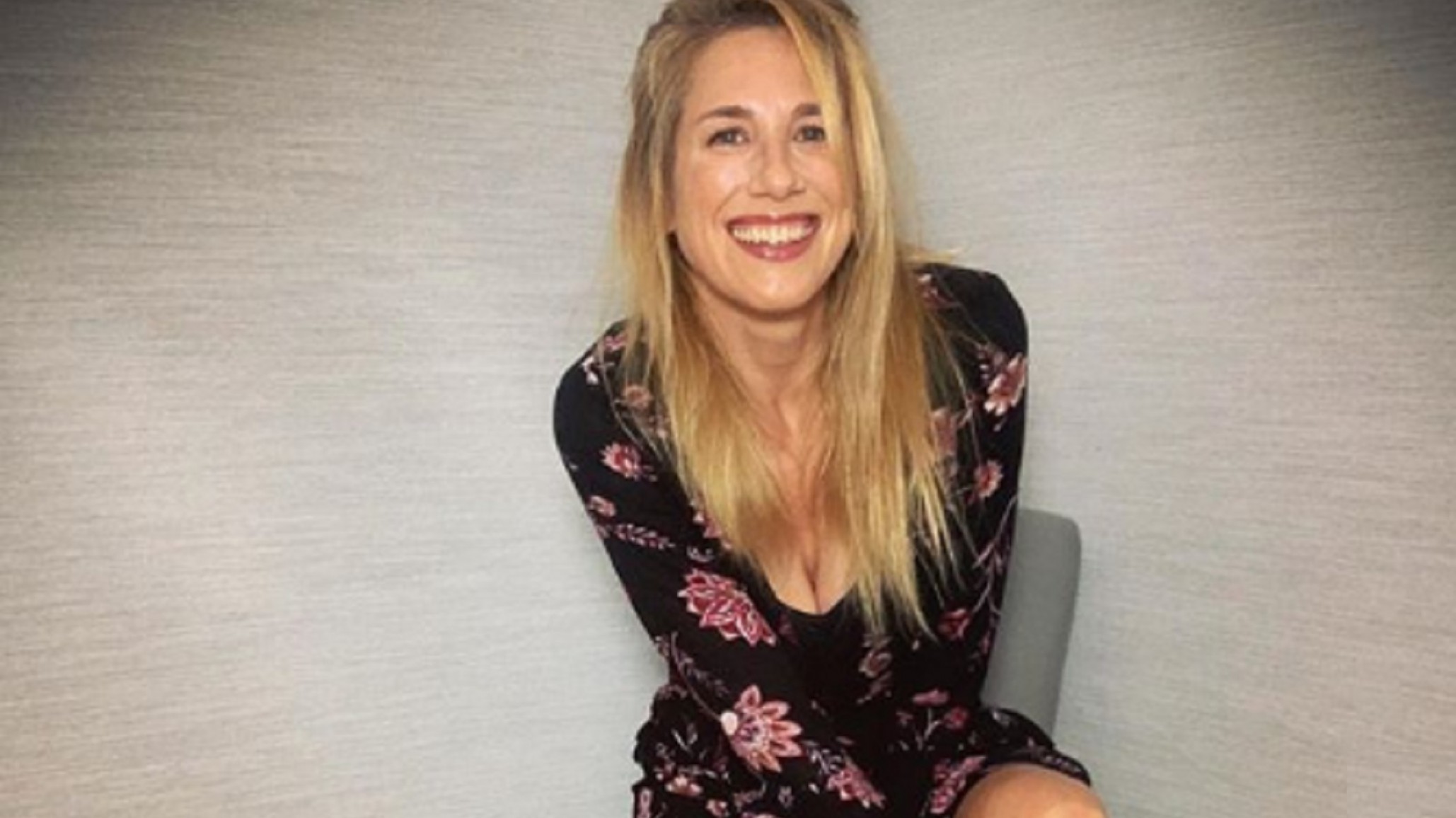 Alina Moine le puso onda al viernes con crop top y una minifalda ¡Sensual!