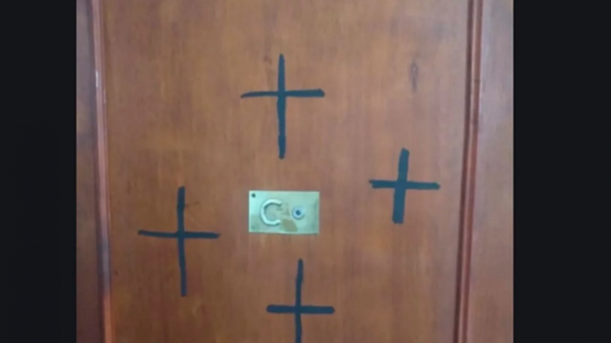 Vecinos pintan cruces negras en casa de enfermera para que se vaya del edificio