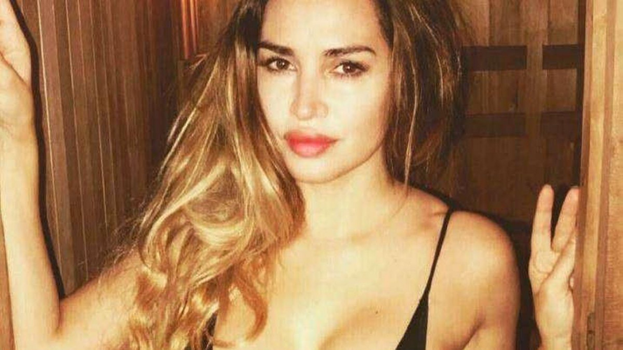 Belén Francese sorprendió con su nuevo look, ¡rojo furioso!