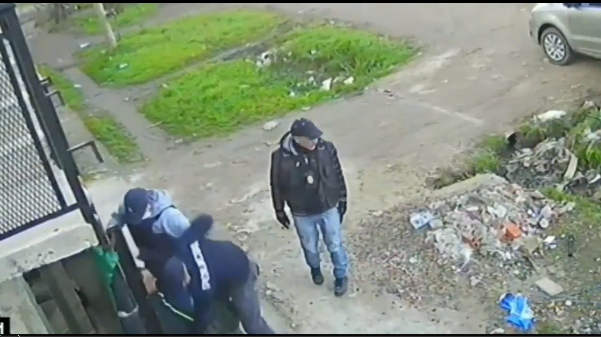 Disfrazados de policías, hicieron una entradera