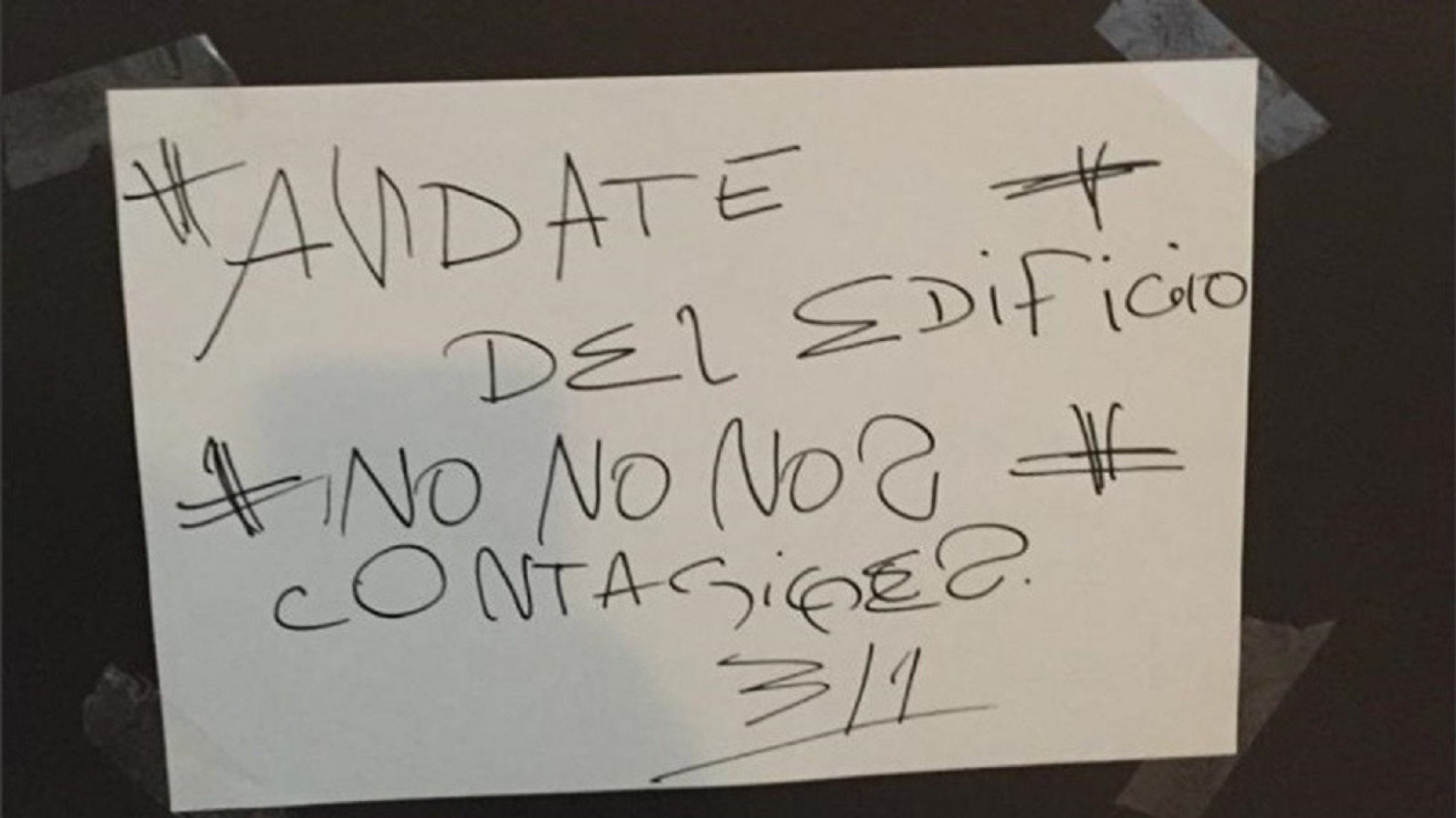 Indignante cartel para un enfermero: “Andate del edificio”