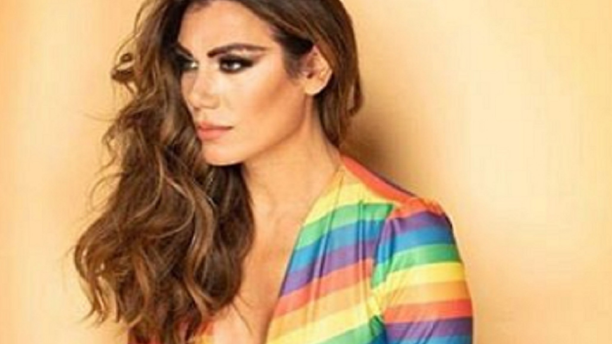 Flor de la V orgullosa por la primer modelo transgénero que posa trajes de baño