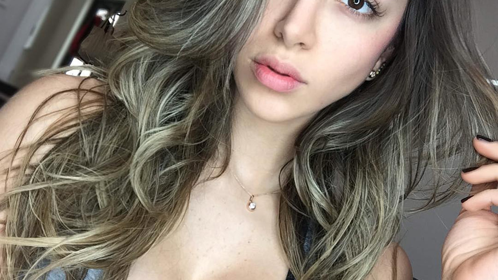 Anllela Sagra no consiguió cerrar los botones de su remera