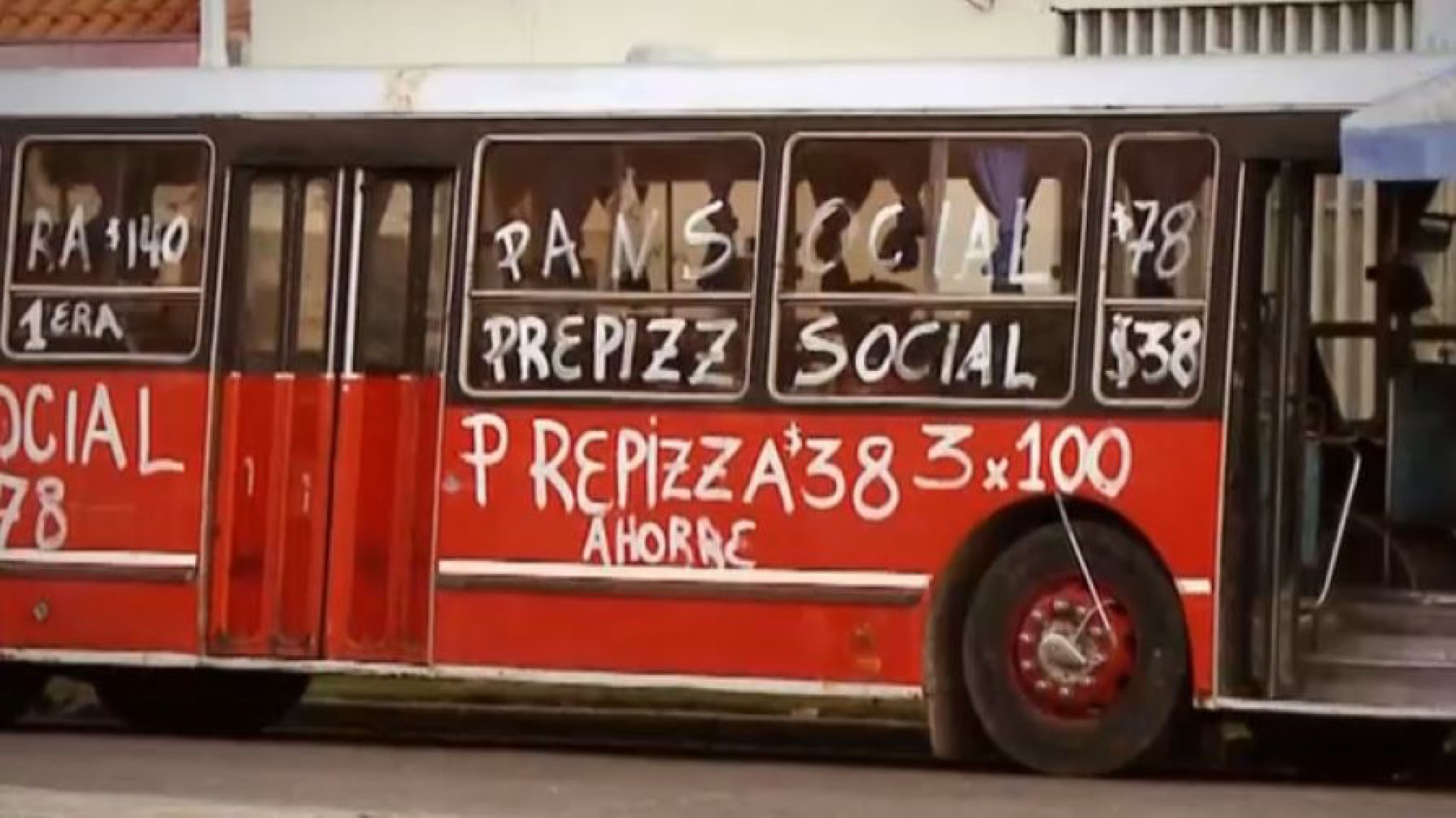 Un hombre transformó un colectivo en una panadería rodante