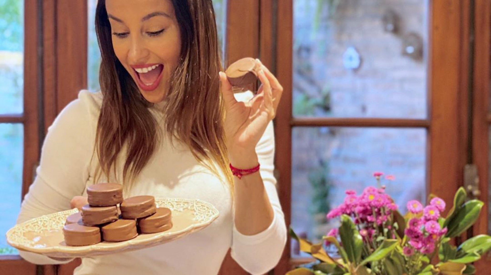 Lourdes Sánchez se filmó en la cocina bailando y con un vestido rojo fuego ¡Vídeo bomba!