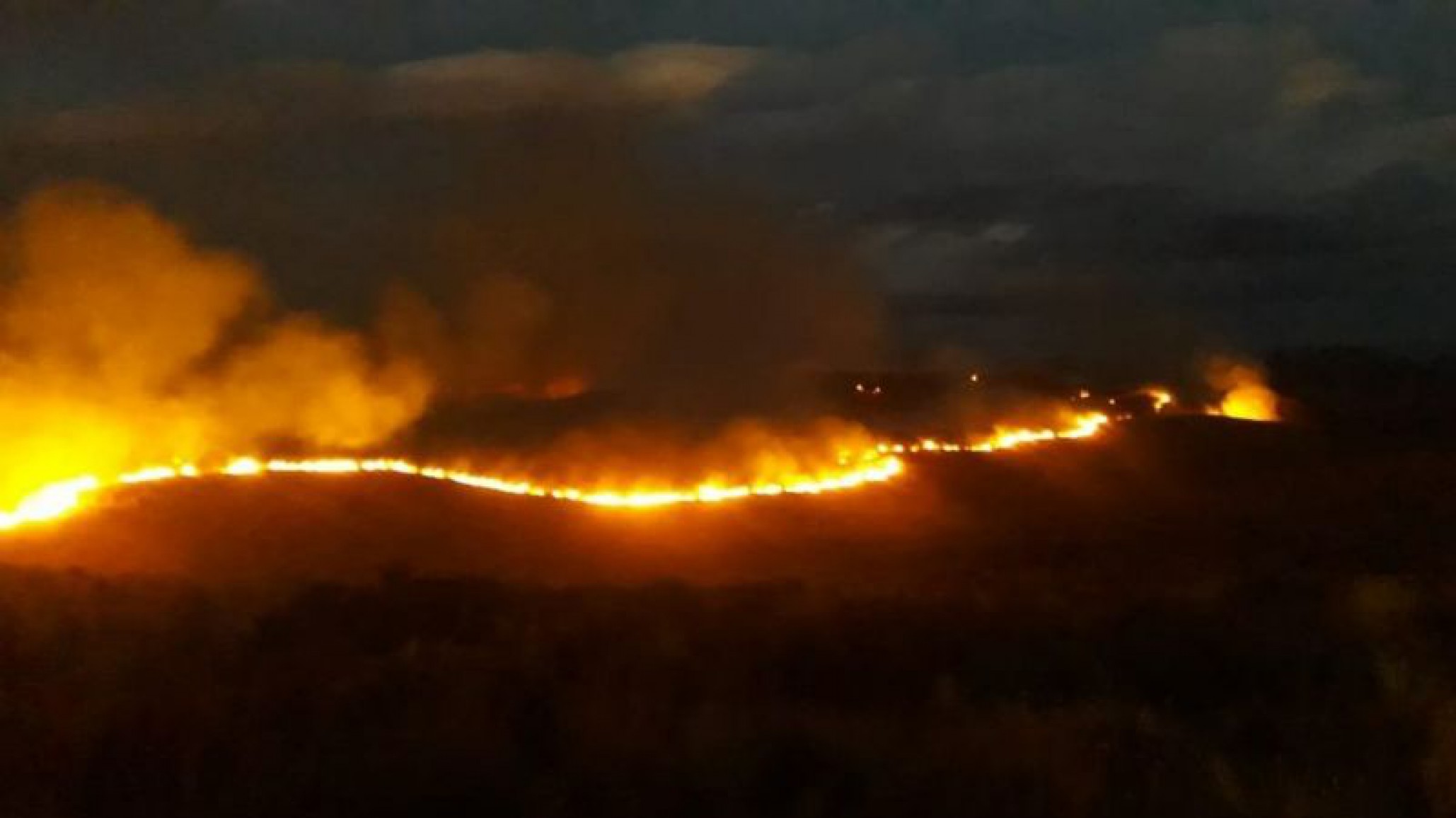 Incendio en Diadema: trabajan tres dotaciones de bomberos