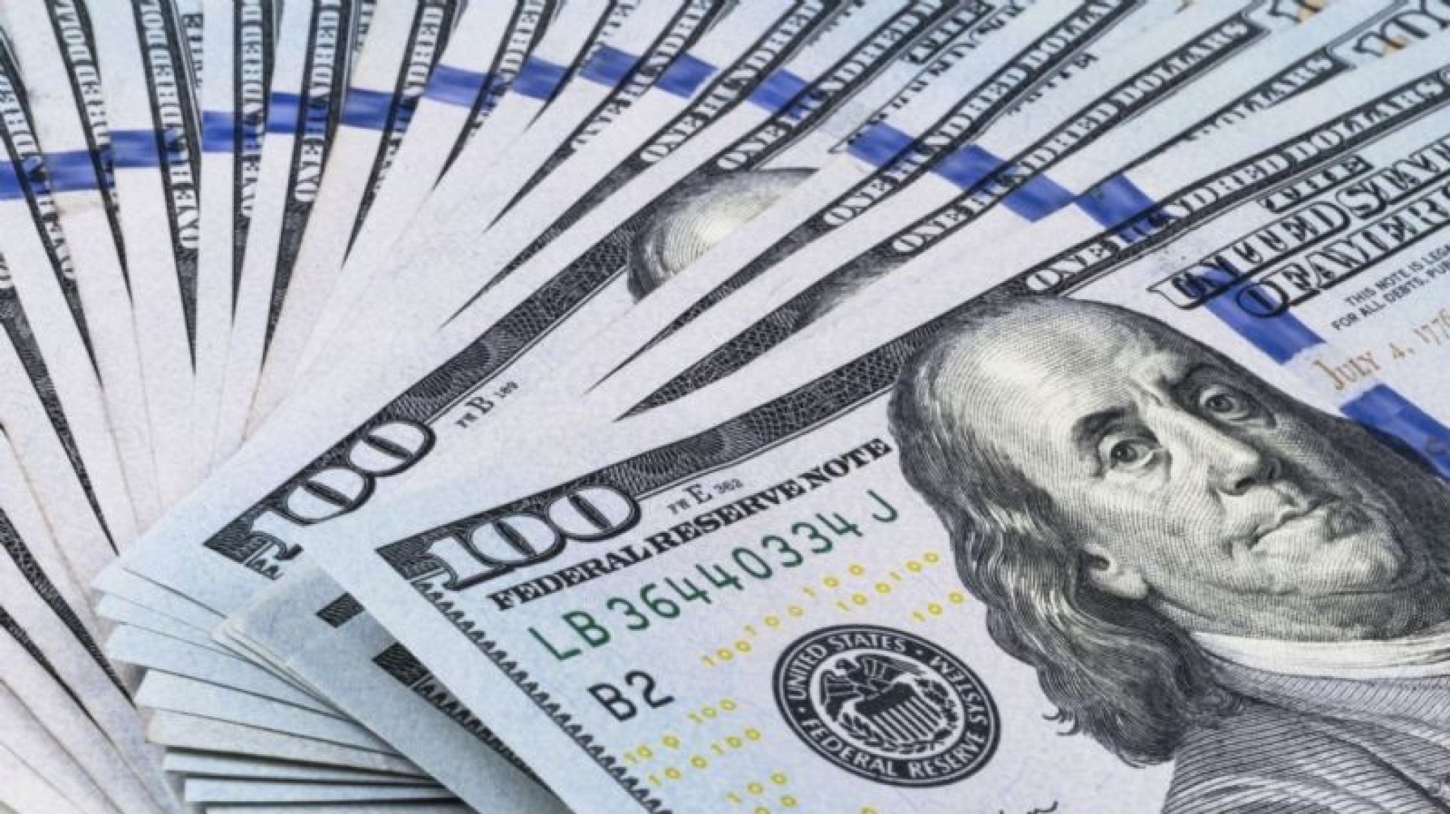 El Banco Central bajó la tasa de política monetaria y subió el dólar