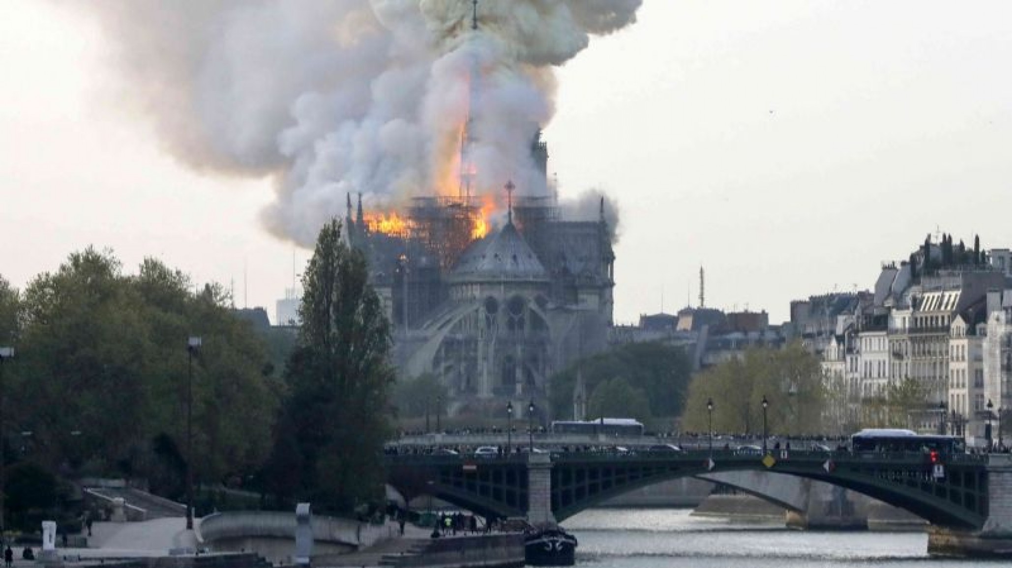 Incendio devora la Catedral de Notre Dame en París