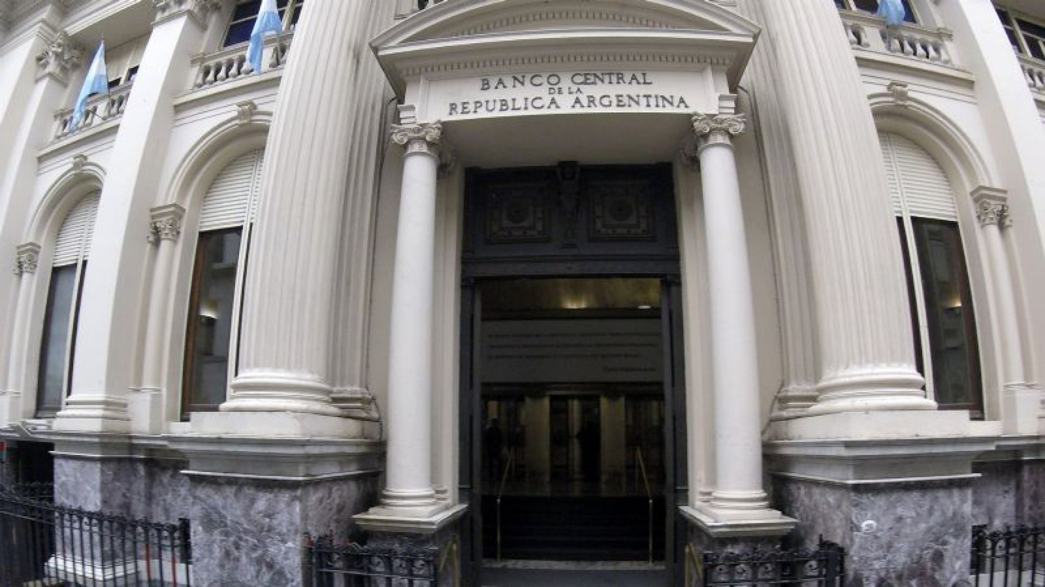 Hoy reabren los bancos pero únicamente para el pago de jubilaciones y planes sociales