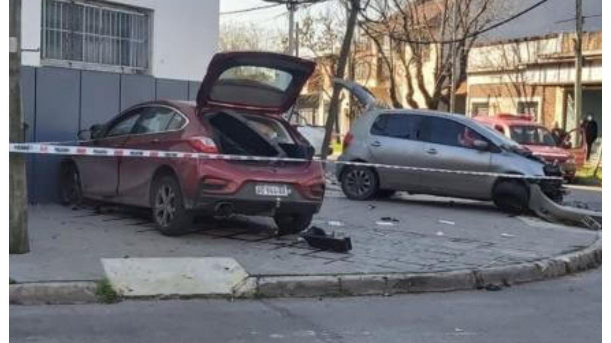 Motochorro le robó el celular, comenzó a perseguirlo y chocó contra un auto: mató al conductor