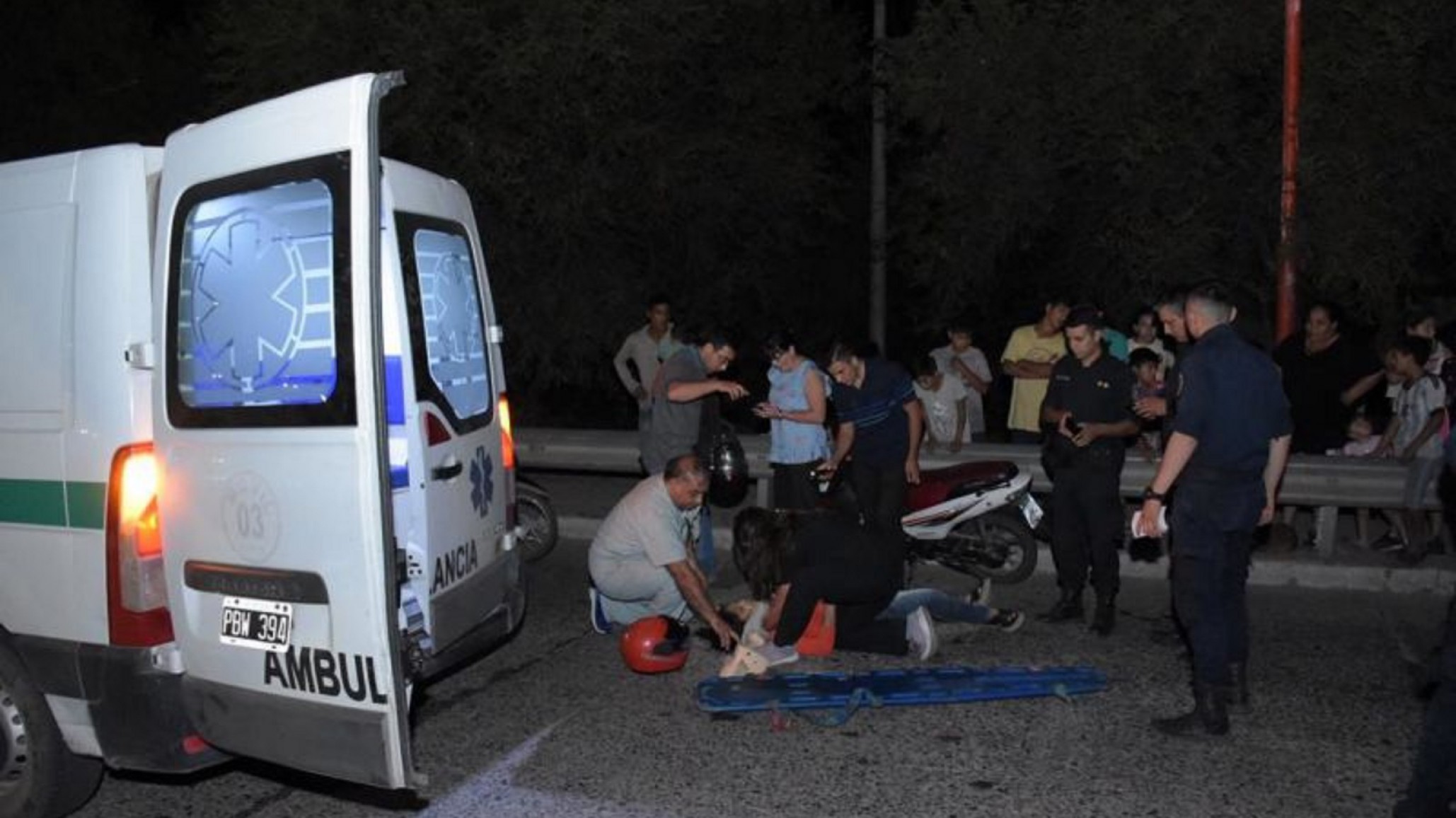 Esquivó a un perro y se estrelló contra un acoplado: iba a bordo de una moto con su hijo de tres años