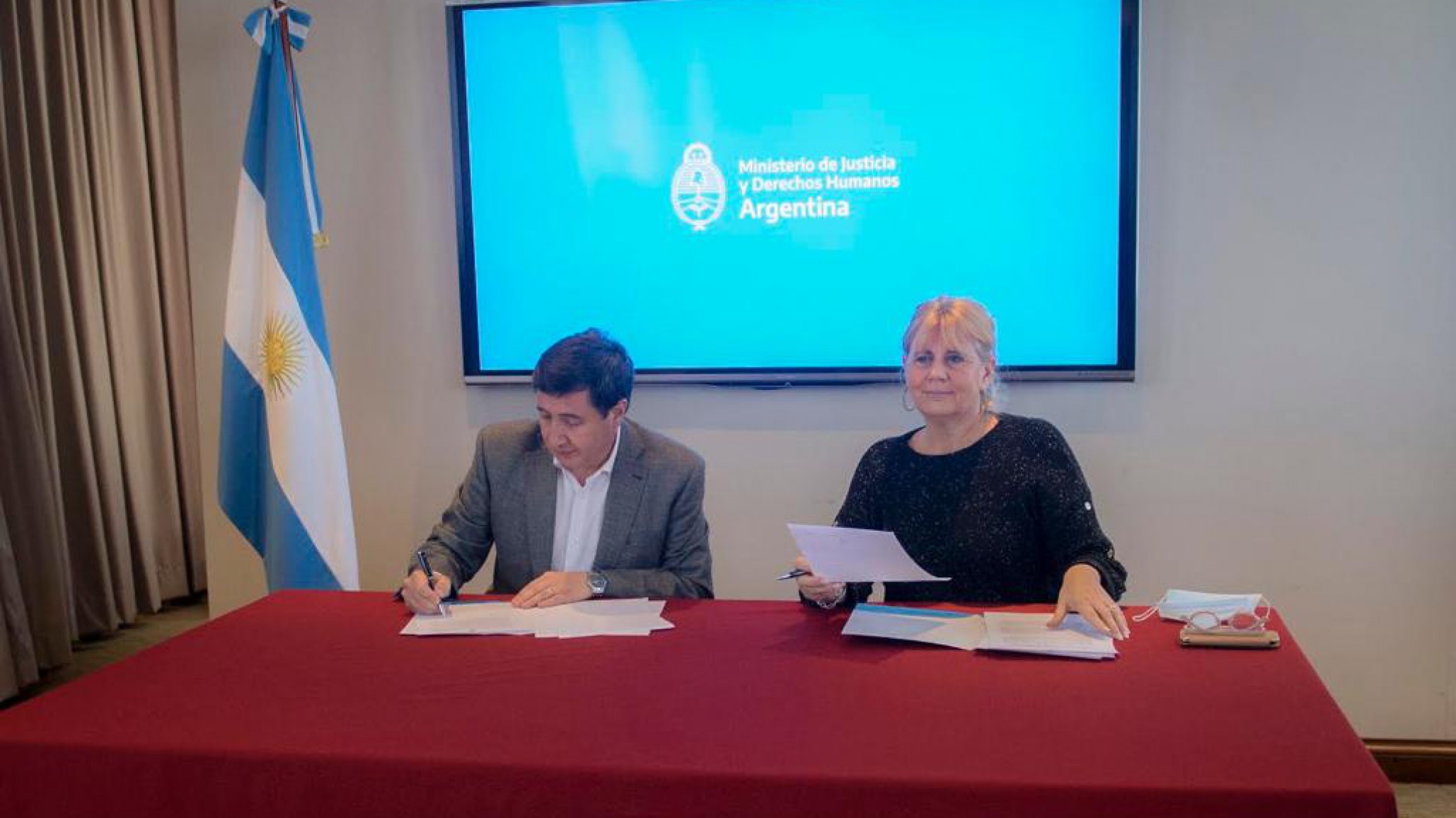 Lanzan un convenio para la reinserción laboral a personas víctimas de trata y violencia de género