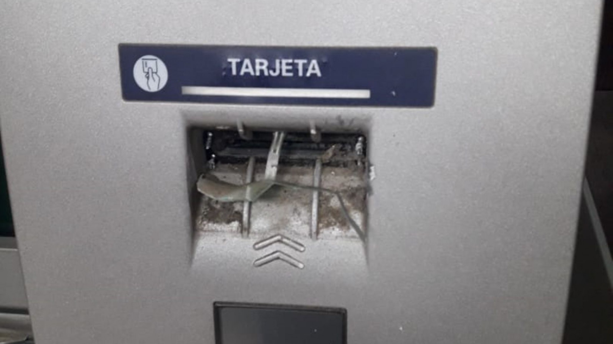 Cajero retuvo su tarjeta y lo quiso abrir a los golpes