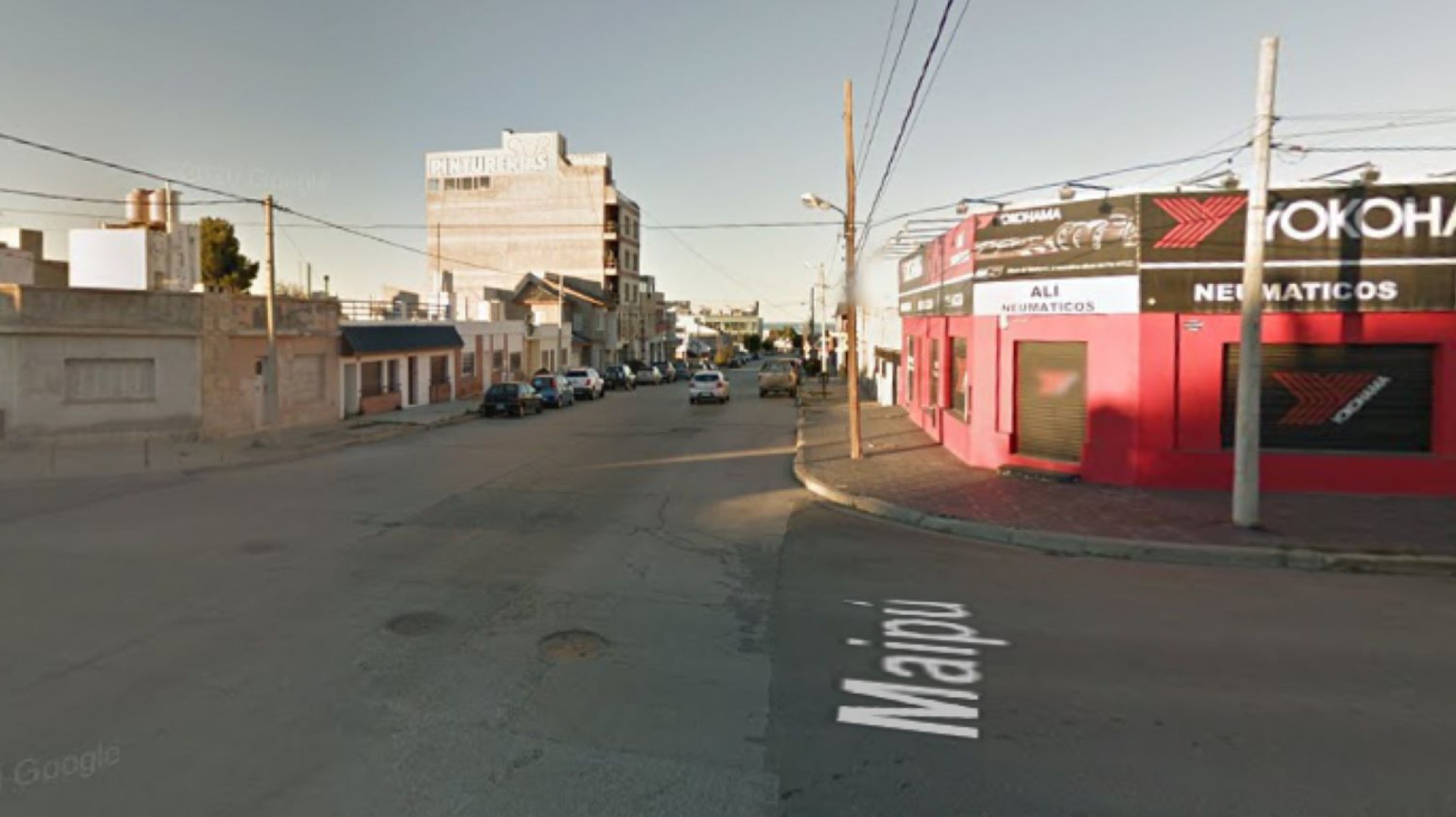 Policías los encontraron in fraganti mientras robaban la rueda de una camioneta